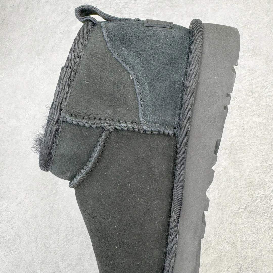 Pick up locally 💰520 UGG 6109 Zhou Dongyu Mini short boots, autumn and winter sheep fur integrated snow boots. All shoes are made from the same factory as ZP. Longfeng A-grade Australian imported sheep fur integrated men's and women's boots. Brand OEM production line. Fully follow the ZP process. OEM original pattern maker. Adhering to the principle of no original shoes and no development selection. Pay attention to every detail. The most authentic version on the market. TREADLITE "light wing" technology outsole. Lightweight/durable/flexible/pile type 35 36 37 38 39 40 41 42 43 44 45 Coding: by2936060